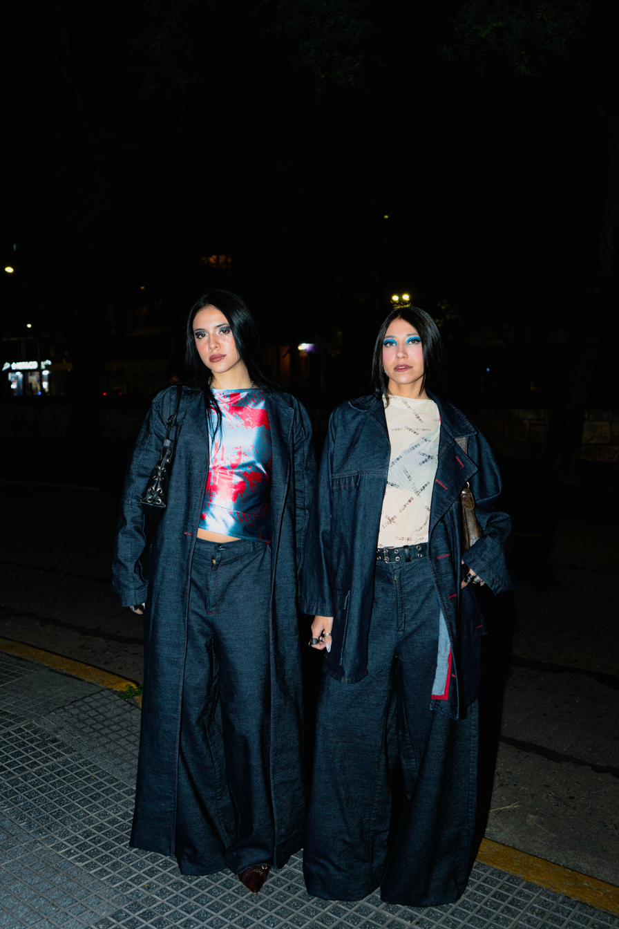 Dos modelos con sacos largos de denim