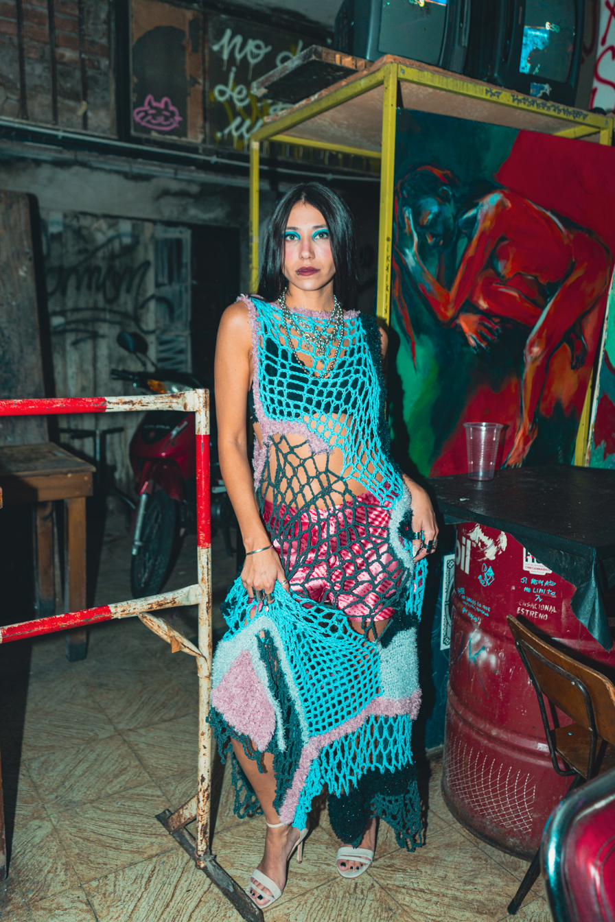 Vestido red de crochet sobre estampa
