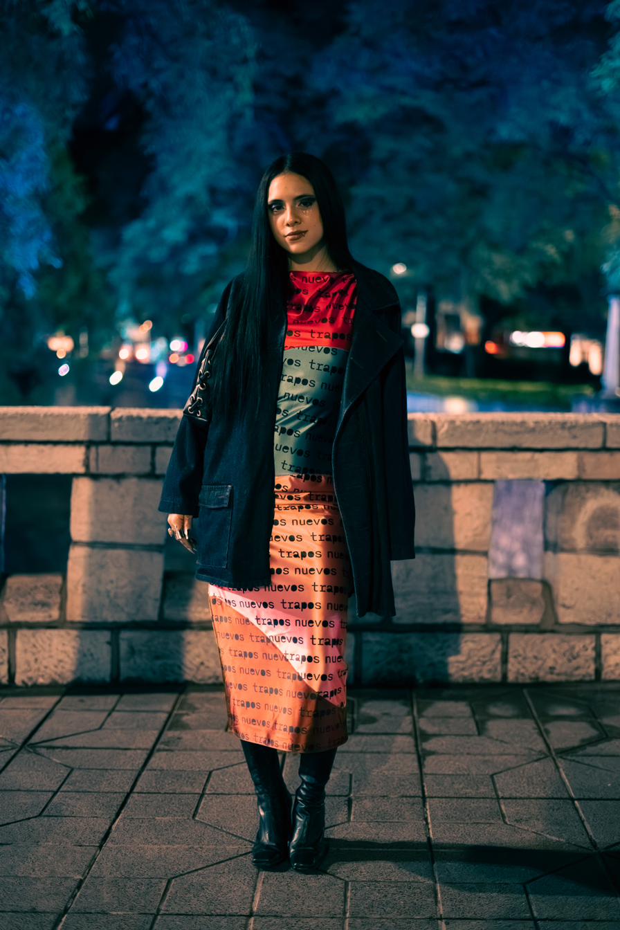 Vestido midi con estampa 'nuevos trapos' repetida