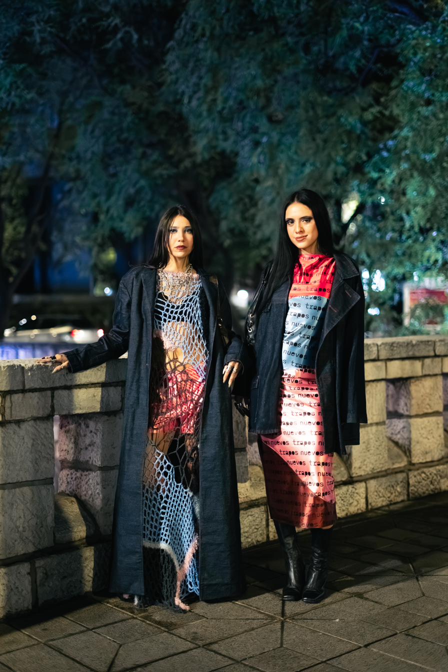 Dos modelos en puente nocturno