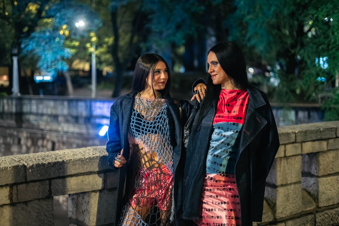 Dos modelos con tapados sobre puente