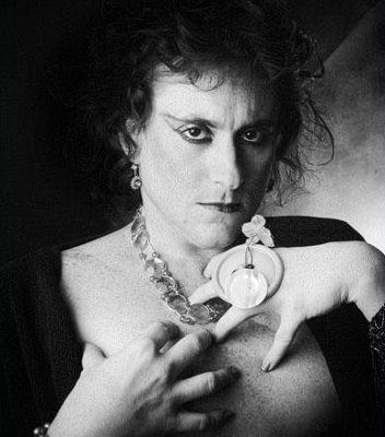 Batato Barea, clown travesti, retrato en blanco y negro