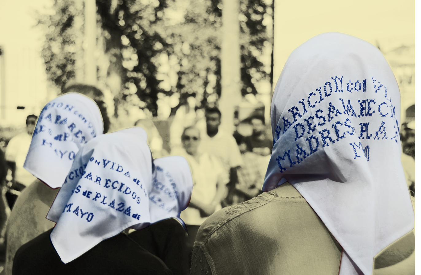 Madres de Plaza de Mayo con pañuelos bordados