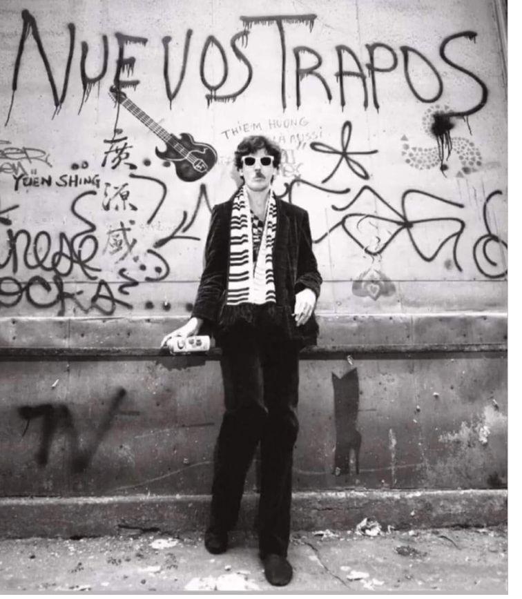 Graffiti 'Nuevos Trapos' sobre muro de calle